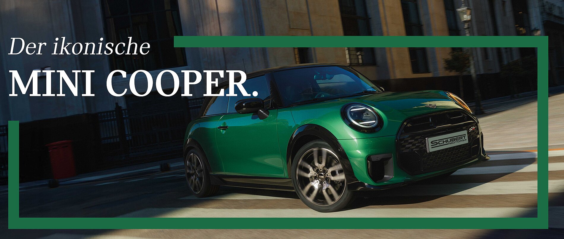 Ein grüner Mini Cooper mit schwarzen Akzenten in urbaner Umgebung