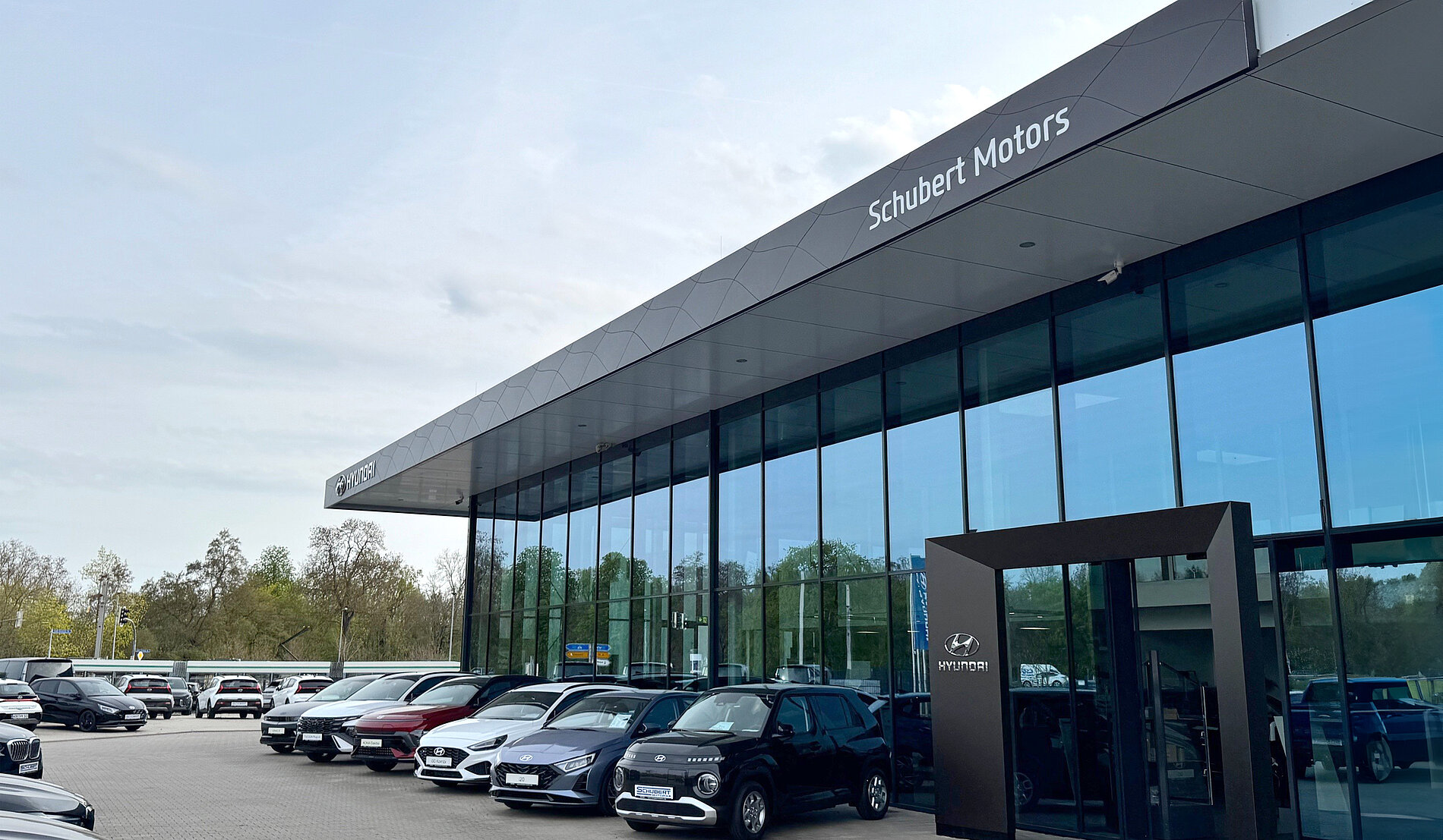 Schubert Motors Eingangsschild mit Hyundai Logo