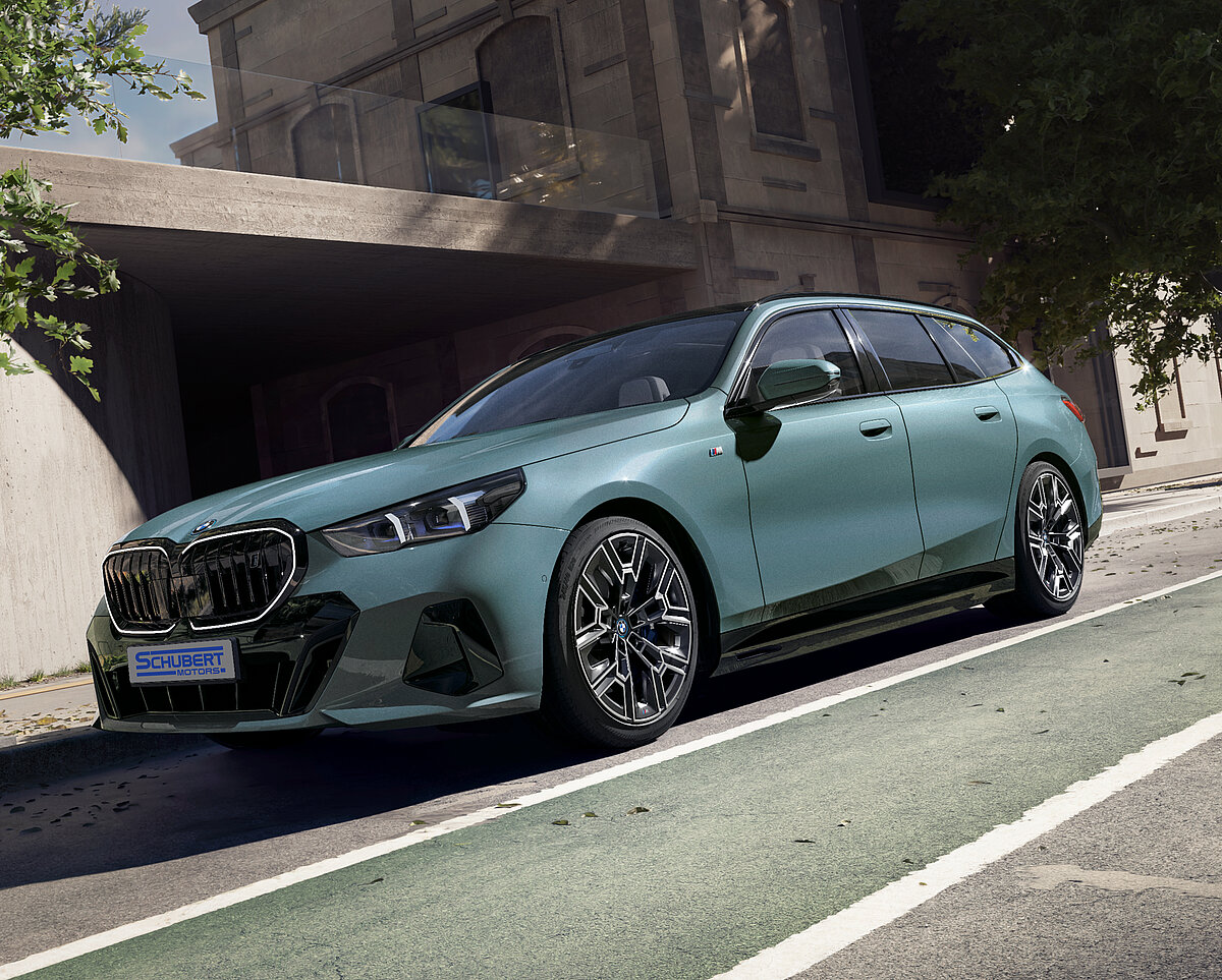 Hellblauer BMW 3er Touring parkt vor moderner Architektur