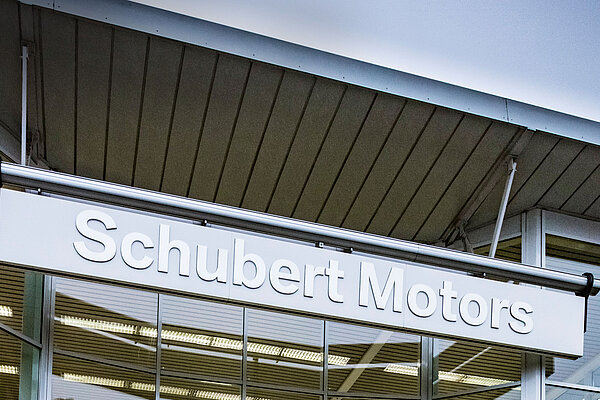 Schubert Motors Eingangsschild mit BMW Logo