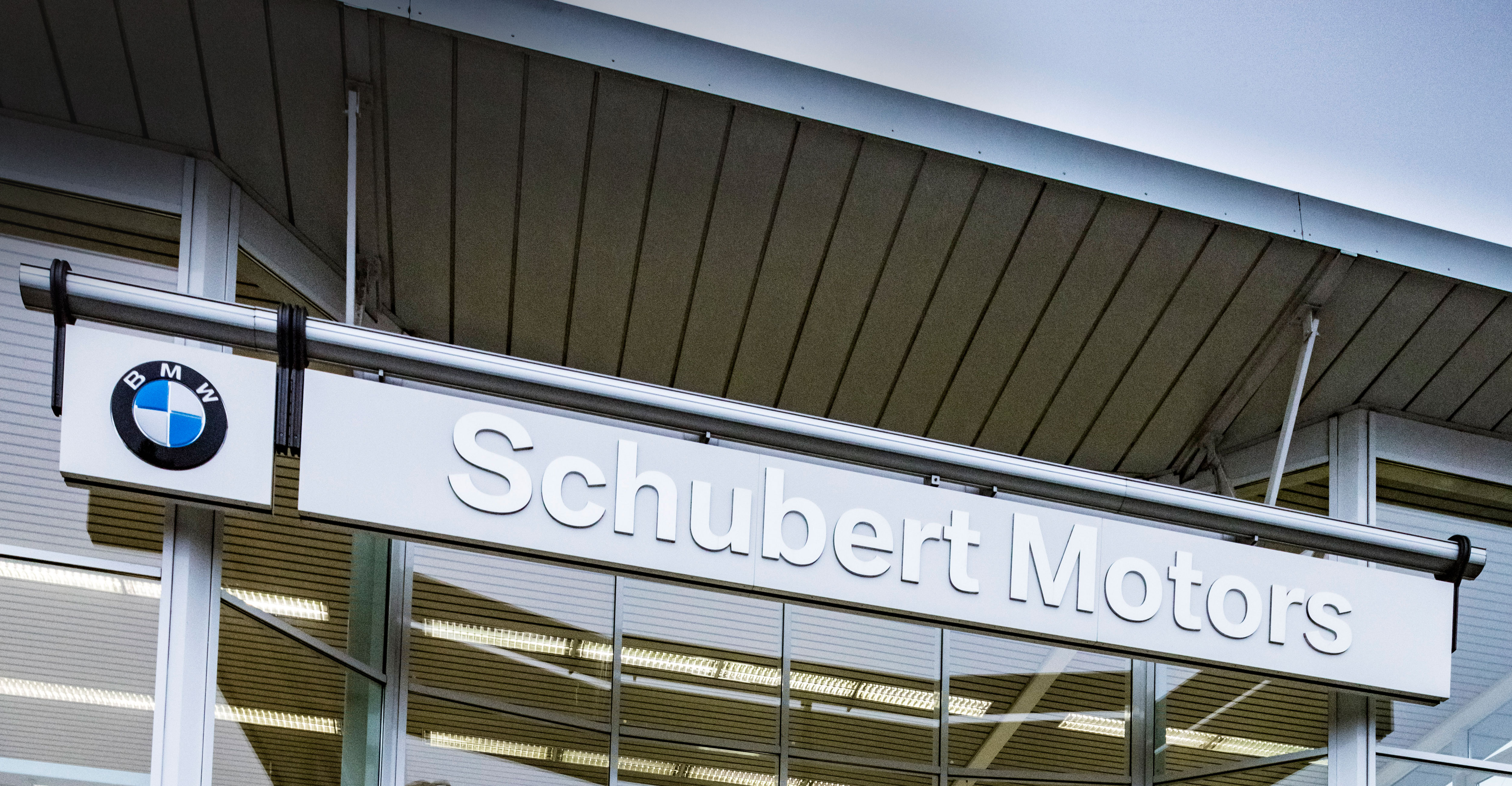 Schubert Motors Eingangsschild mit BMW Logo